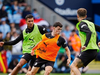 Rodri (naľavo) a Phil Foden (v strede) počas tréningovej jednotky Manchestru City.