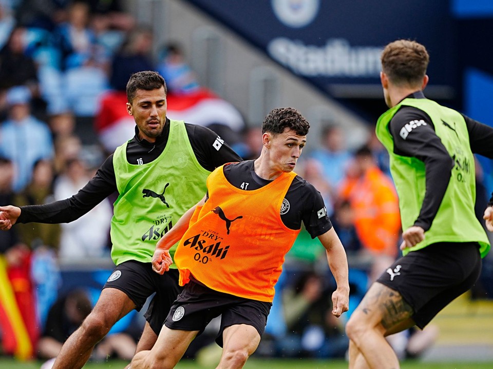 Rodri (naľavo) a Phil Foden (v strede) počas tréningovej jednotky Manchestru City.