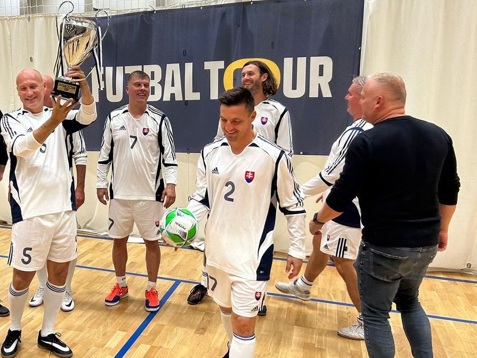 Internacionáli s trofejou pre víťazov turnaja FutbalTour Cup.