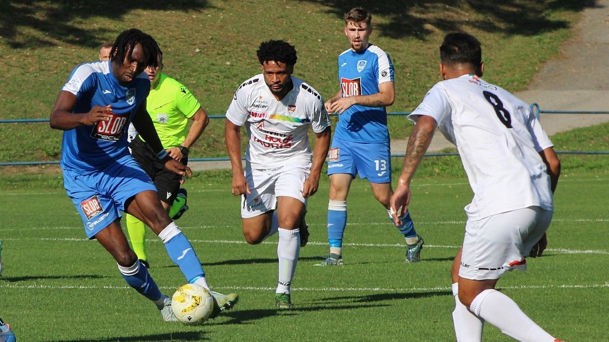 Shobowale Ademola Alabi z Podkoníc (s loptou), za ním Matheus Saturnino Matos z Rimavskej Soboty. Obaja sa dostali do najlepšej jedenástky jesennej časti III. ligy Stred.
