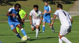 Shobowale Ademola Alabi z Podkoníc (s loptou), za ním Matheus Saturnino Matos z Rimavskej Soboty. Obaja sa dostali do najlepšej jedenástky jesennej časti III. ligy Stred.