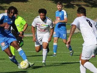 Shobowale Ademola Alabi z Podkoníc (s loptou), za ním Matheus Saturnino Matos z Rimavskej Soboty. Obaja sa dostali do najlepšej jedenástky jesennej časti III. ligy Stred.