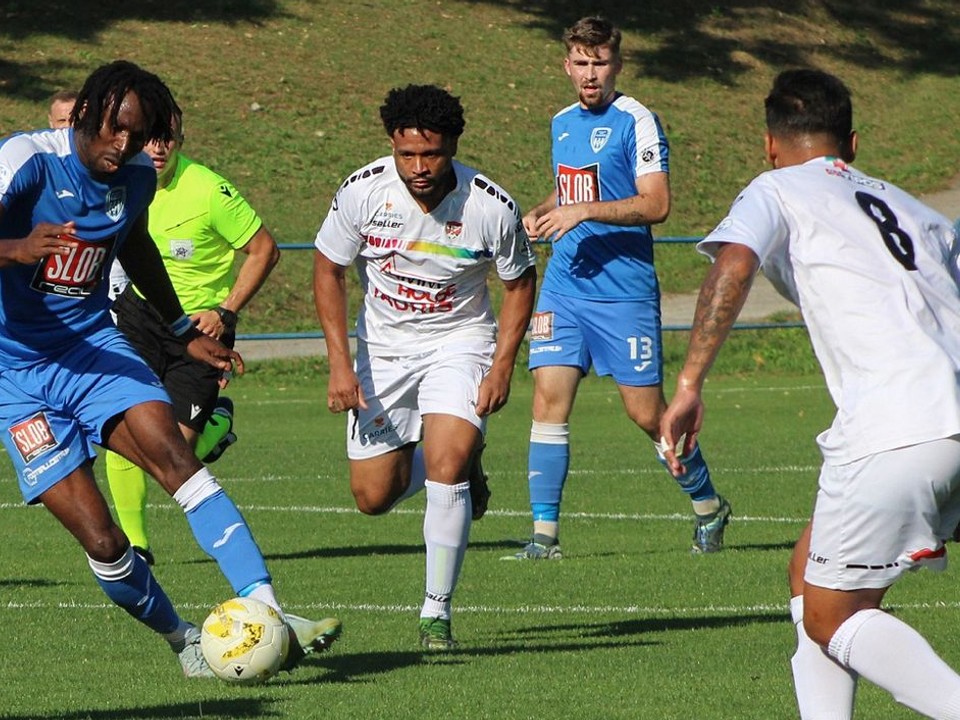 Shobowale Ademola Alabi z Podkoníc (s loptou), za ním Matheus Saturnino Matos z Rimavskej Soboty. Obaja sa dostali do najlepšej jedenástky jesennej časti III. ligy Stred.