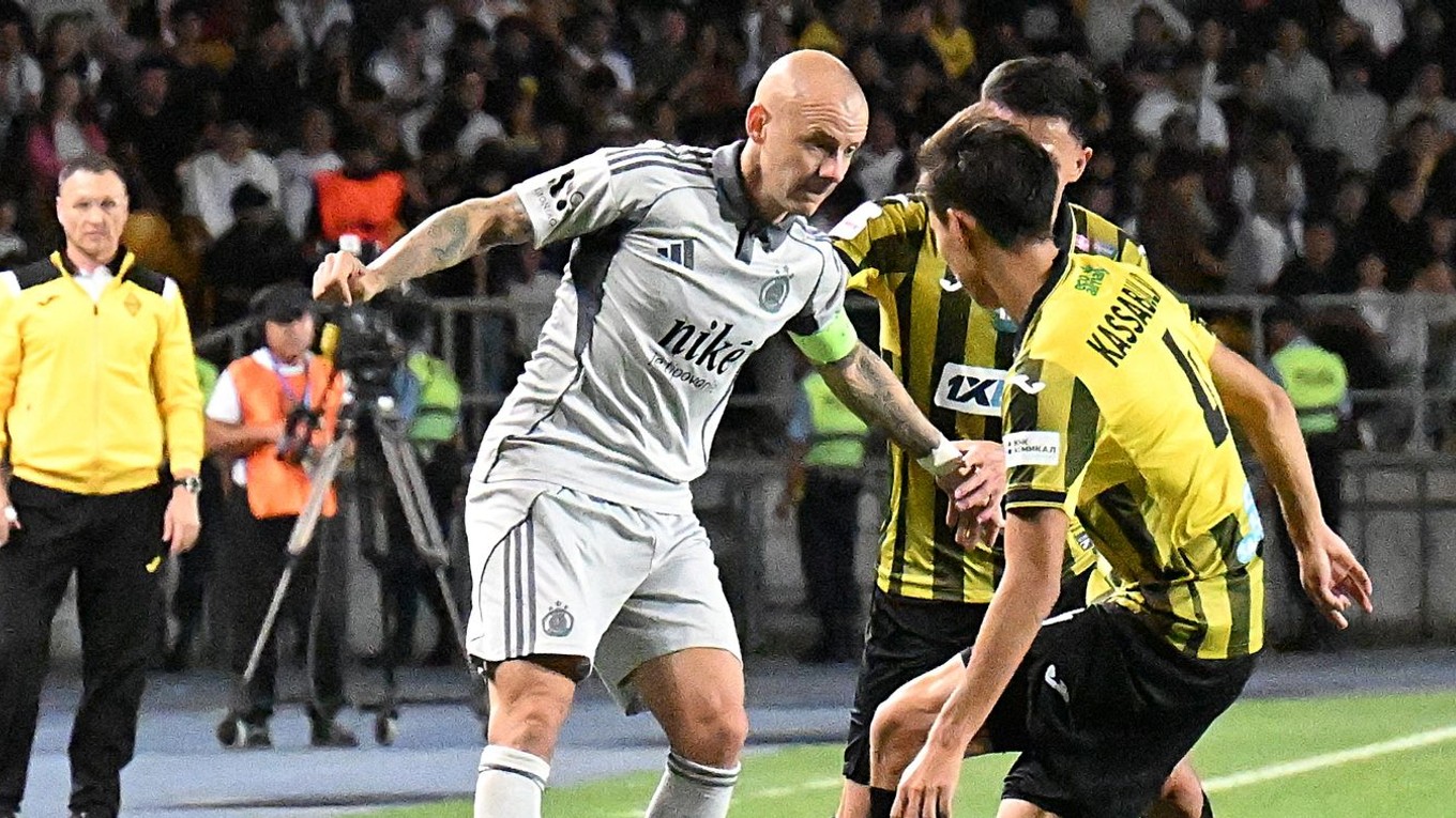 kapitán Slovana Vladimiír Weiss ml. a hráč Almaty Damir Kassabulat