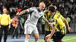 kapitán Slovana Vladimiír Weiss ml. a hráč Almaty Damir Kassabulat 