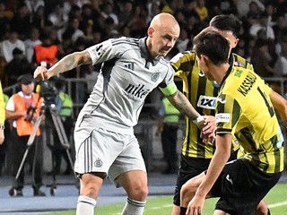 kapitán Slovana Vladimiír Weiss ml. a hráč Almaty Damir Kassabulat 
