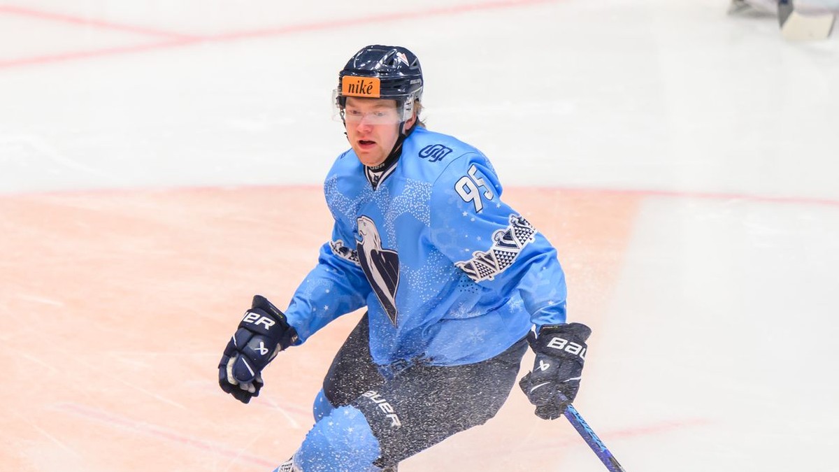 Jonáš Peterek v drese HC Slovan Bratislava.