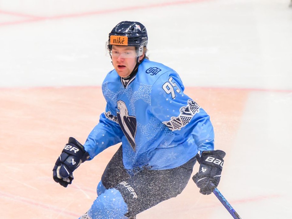 Jonáš Peterek v drese HC Slovan Bratislava.