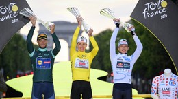 Držitelia cenných dresov na Tour de France 2025, zľava Jonathan Milan, Tadej Pogačar a Florian Lipowitz.