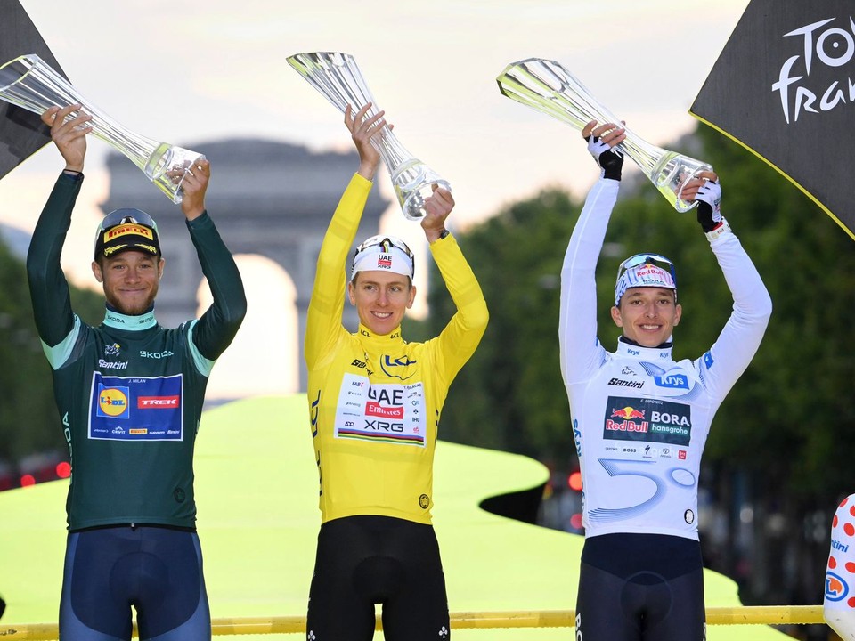 Držitelia cenných dresov na Tour de France 2025, zľava Jonathan Milan, Tadej Pogačar a Florian Lipowitz.