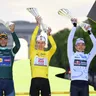 Držitelia cenných dresov na Tour de France 2025, zľava Jonathan Milan, Tadej Pogačar a Florian Lipowitz.
