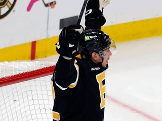 Tomáš Nosek v drese Boston Bruins.