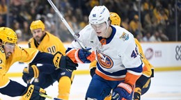 Matthew Schaefer v zápase s Nashvillom.