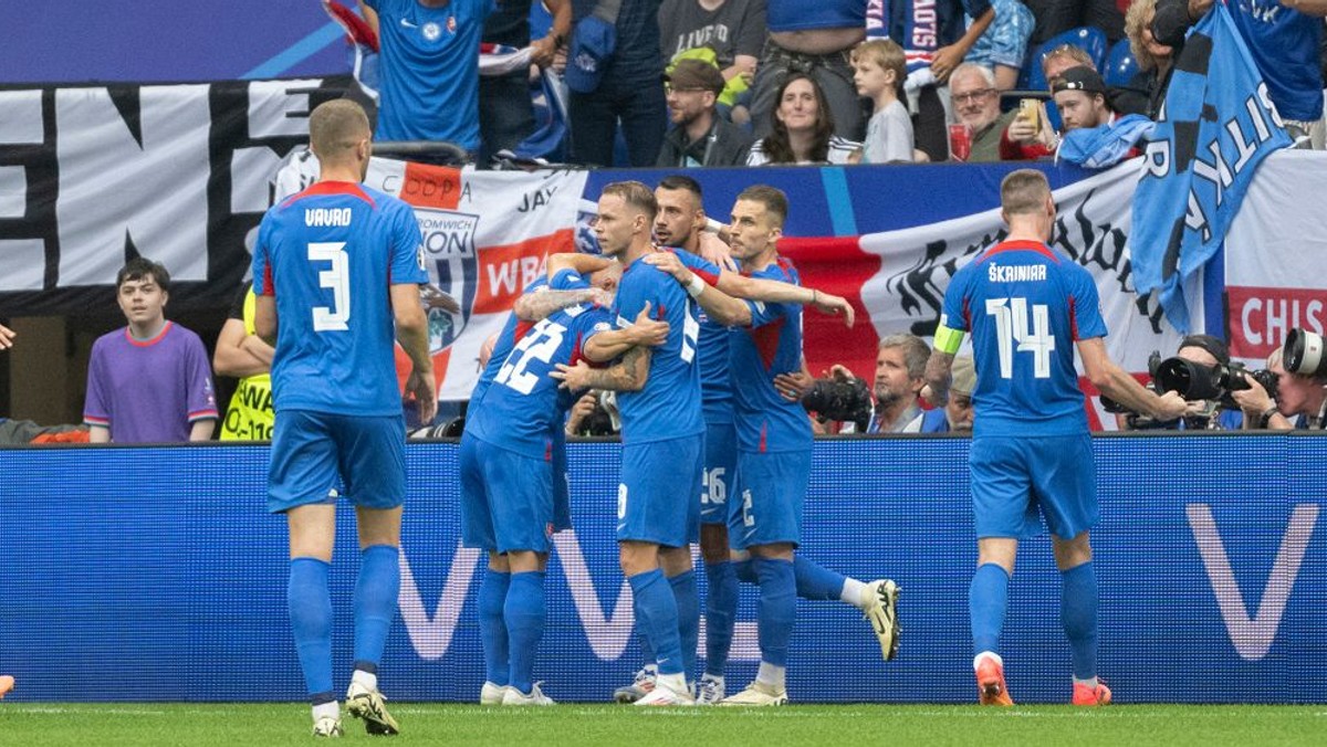 Slovenskí futbalisti oslavujú gól.
