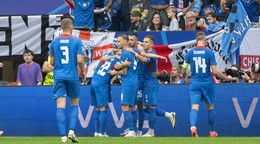 Slovenskí futbalisti oslavujú gól.