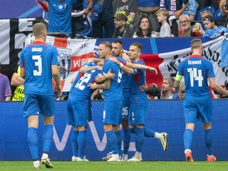 Slovenskí futbalisti oslavujú gól.