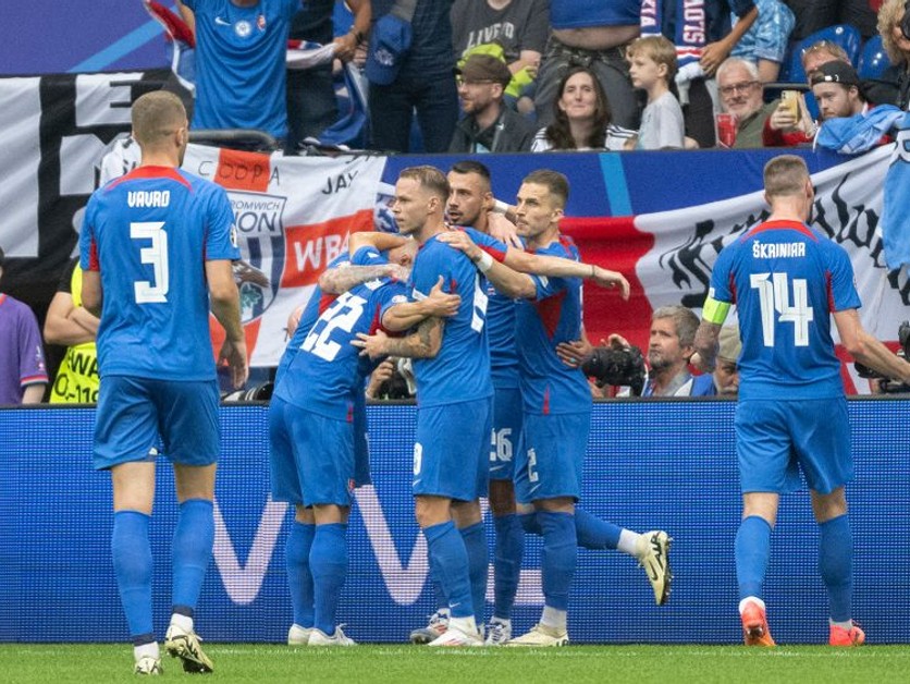 Slovenskí futbalisti oslavujú gól.