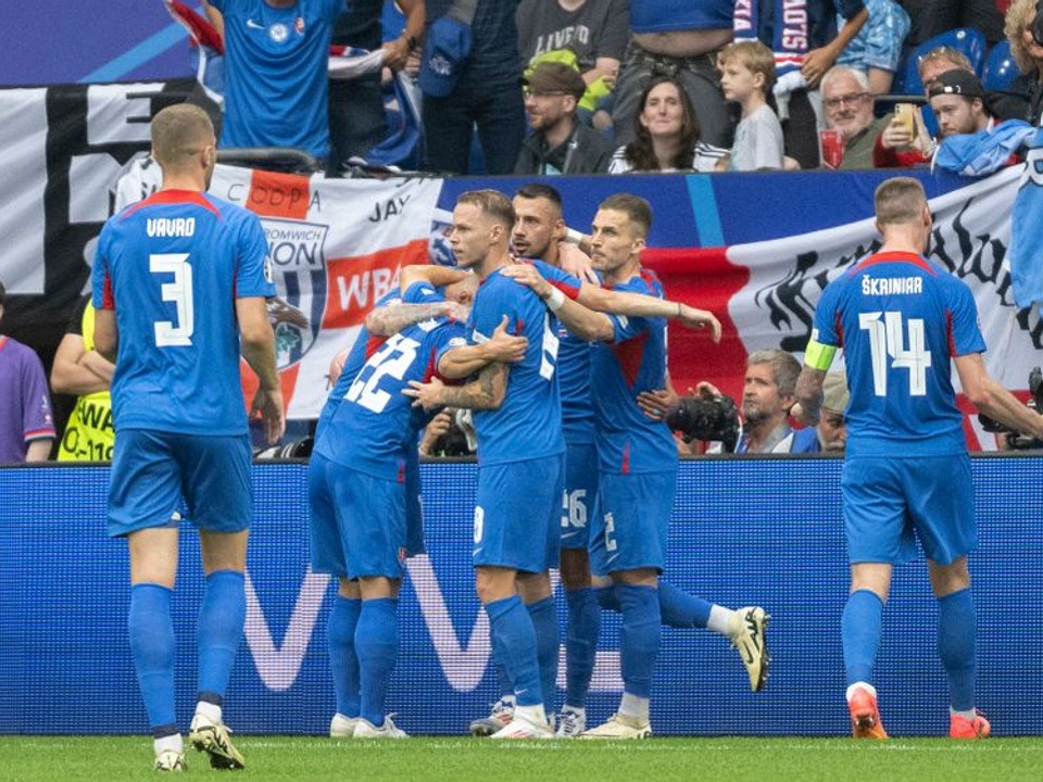 Slovenskí futbalisti oslavujú gól.