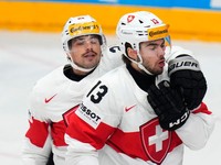 Gólové oslavy Nica Hishiera a Kevina Fialu v zápase Dánsko - Švajčiarsko na MS v hokeji 2024.