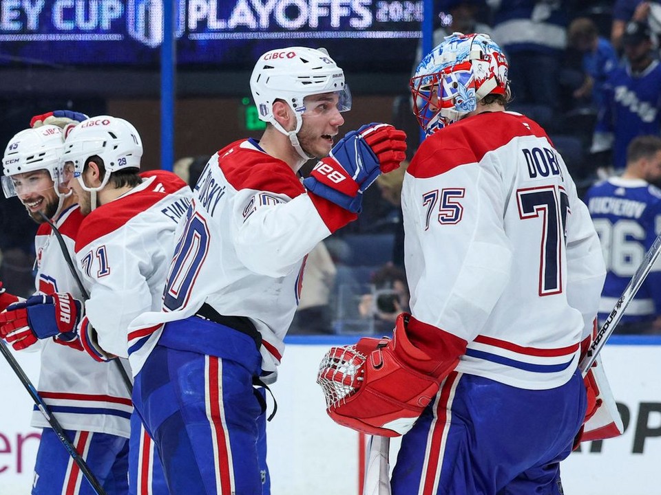 Juraj Slafkovský a Jakub Dobeš.