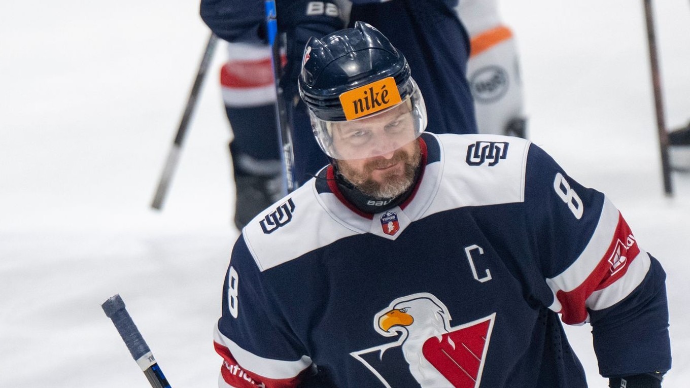 Kapitán Michal Sersen (vpravo) a Patrik Bačík po prehre v zápase HC Slovan Bratislava - HC Košice v 54. kole Tipos extraligy.