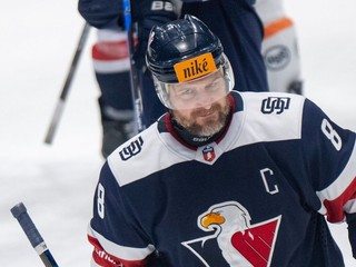 Kapitán Michal Sersen (vpravo) a Patrik Bačík po prehre v zápase HC Slovan Bratislava - HC Košice v 54. kole Tipos extraligy.