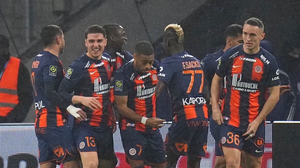 Musa Al-Taamari sa teší po strelenom góle so spoluhráčmi z Montpellier HSC.