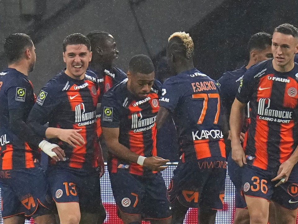 Musa Al-Taamari sa teší po strelenom góle so spoluhráčmi z Montpellier HSC.