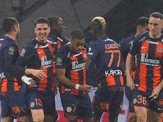 Musa Al-Taamari sa teší po strelenom góle so spoluhráčmi z Montpellier HSC.