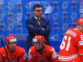 Slovák Róbert Kaláber ako tréner poľskej hokejovej reprezentácie počas zápasu B-skupiny Poľsko - Lotyšsko na MS v hokeji 2024. 