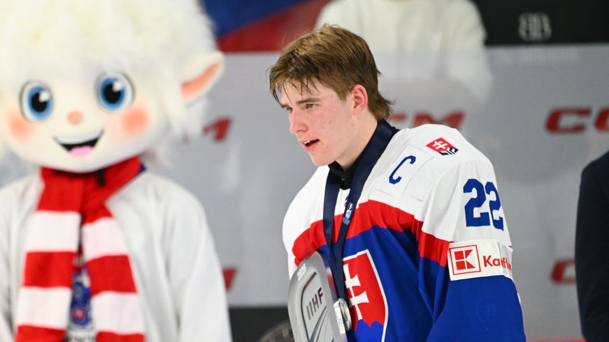 Adam Goljer ako kapitán Slovenska na MS v hokeji do 18 rokov 2026. 
