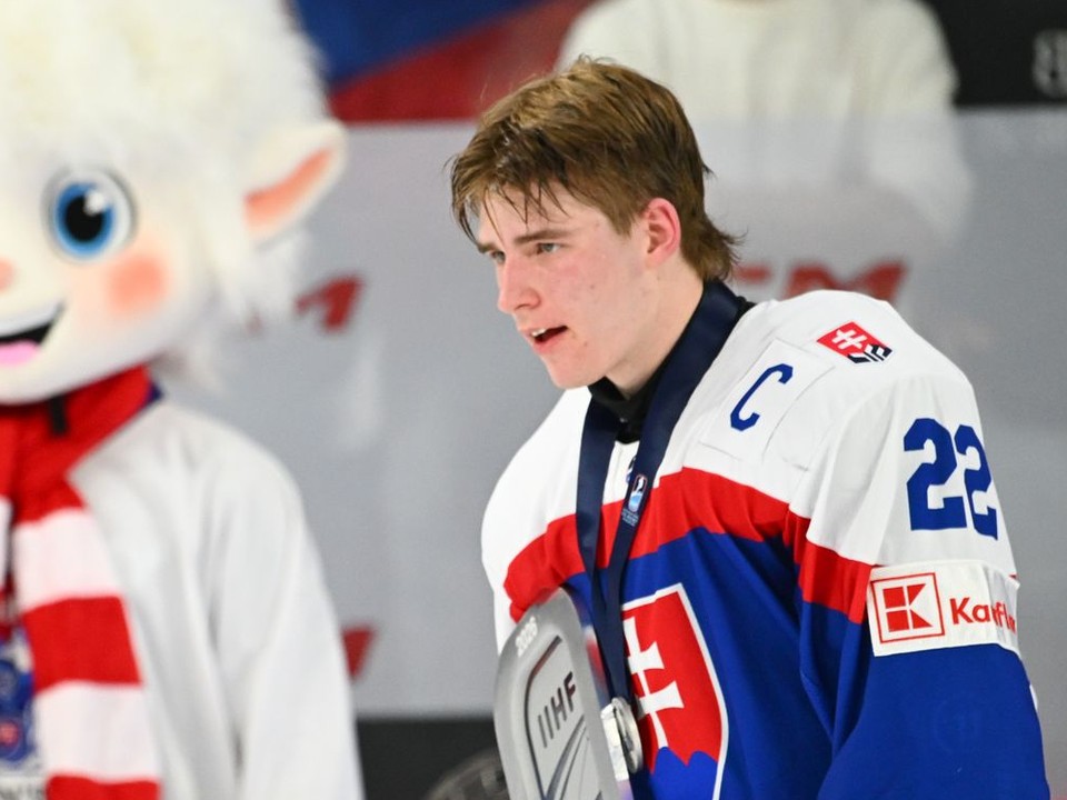 Adam Goljer ako kapitán Slovenska na MS v hokeji do 18 rokov 2026. 