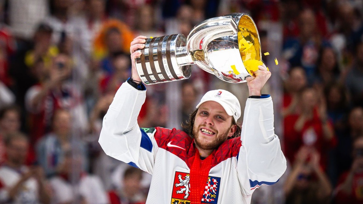 David Pastrňák oslavuje titul majstra sveta po triumfe Česka vo finále MS v hokeji 2024