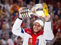 David Pastrňák oslavuje titul majstra sveta po triumfe Česka vo finále MS v hokeji 2024