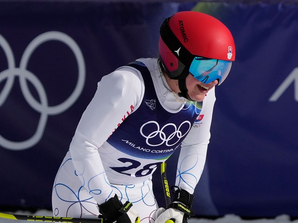Slovenská lyžiarka Katarína Šrobová po zjazde v tímovej súťaži na ZOH 2026.