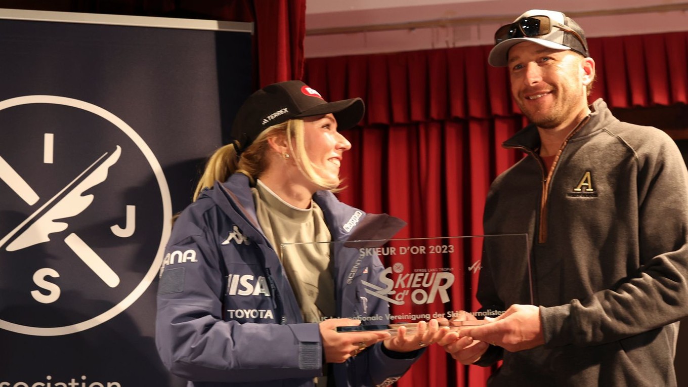 Mikaela Shiffrinová preberá ocenenie od Bodeho Millera.