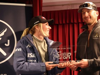 Mikaela Shiffrinová preberá ocenenie od Bodeho Millera.