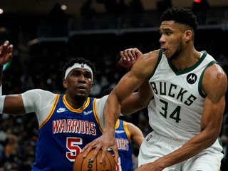 Hráč Milwaukee Bucks Giannis Antetokounmpo prechádza cez Kevona Looneyho z Golden State Warriors.