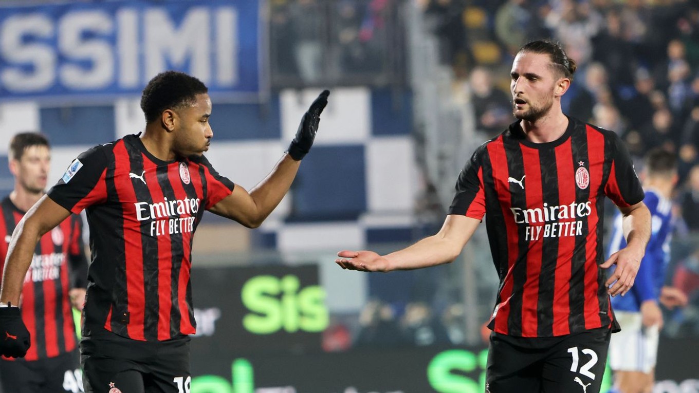 Christopher Nkunku a Adrien Rabiot oslavujú gól proti Comu.