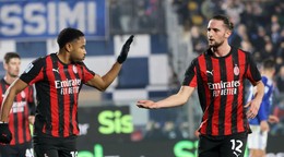 Christopher Nkunku a Adrien Rabiot oslavujú gól proti Comu.