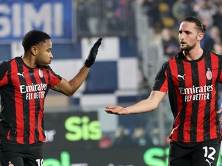 Christopher Nkunku a Adrien Rabiot oslavujú gól proti Comu.