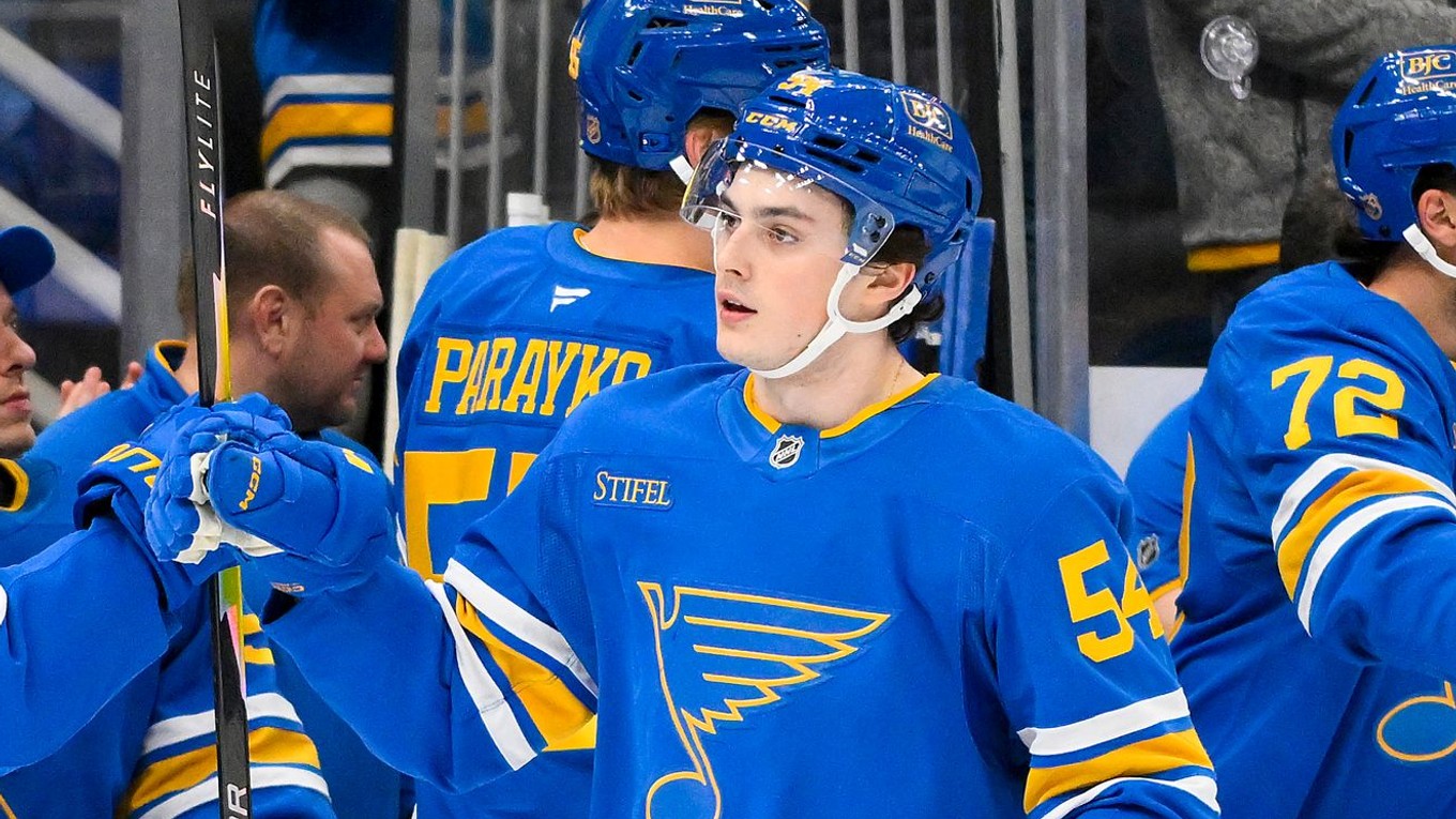 Slovenský hokejista Dalibor Dvorský (54) prijíma gratulácie od spoluhráčov St. Louis Blues.