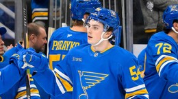 Slovenský hokejista Dalibor Dvorský (54) prijíma gratulácie od spoluhráčov St. Louis Blues.