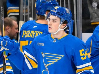 Slovenský hokejista Dalibor Dvorský (54) prijíma gratulácie od spoluhráčov St. Louis Blues.