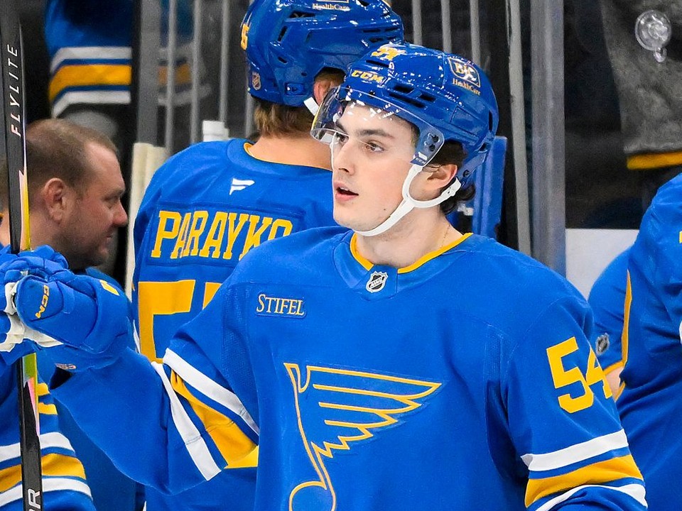 Slovenský hokejista Dalibor Dvorský (54) prijíma gratulácie od spoluhráčov St. Louis Blues.