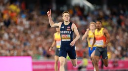 Nór Karsten Warholm oslavuje prvé miesto v behu na 400 m cez prekážky na ME v atletike 2026.