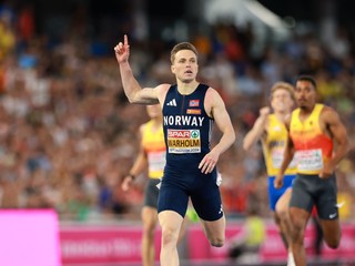 Nór Karsten Warholm oslavuje prvé miesto v behu na 400 m cez prekážky na ME v atletike 2026.