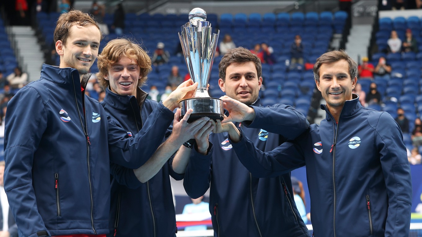 Víťazný tím Ruska, zľava Daniil Medvedev, Andrej Rubľov, Aslan Karacev a Jevgenij Donskoj.