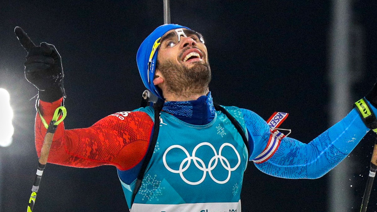 Martin Fourcade sa teší po svojom víťazstve v pretekoch s hromadným štartom na ZOH 2018.