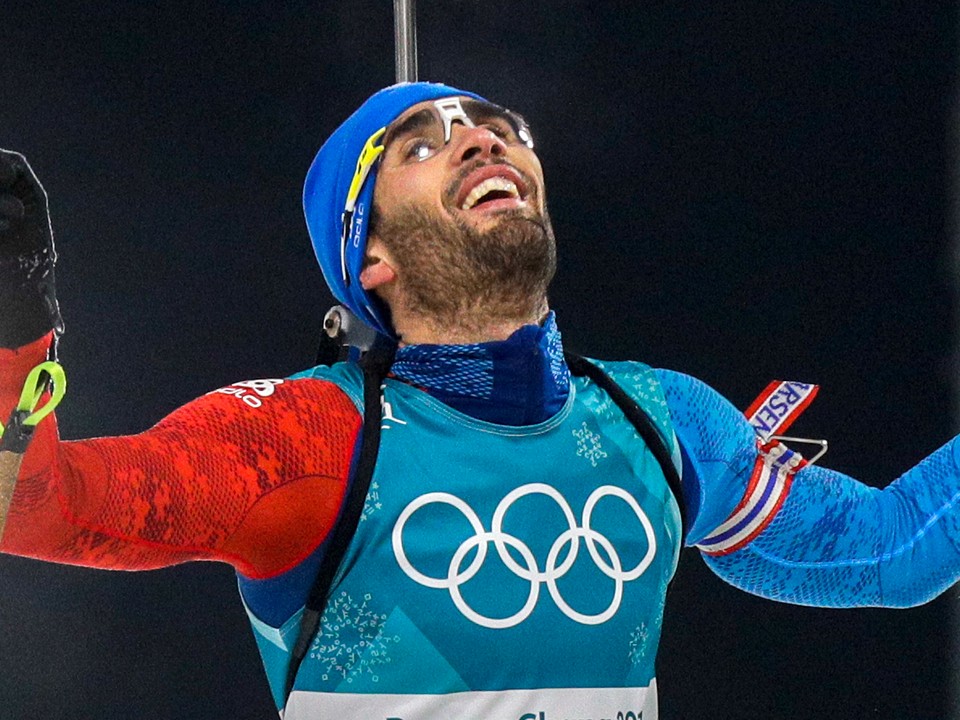 Martin Fourcade sa teší po svojom víťazstve v pretekoch s hromadným štartom na ZOH 2018.